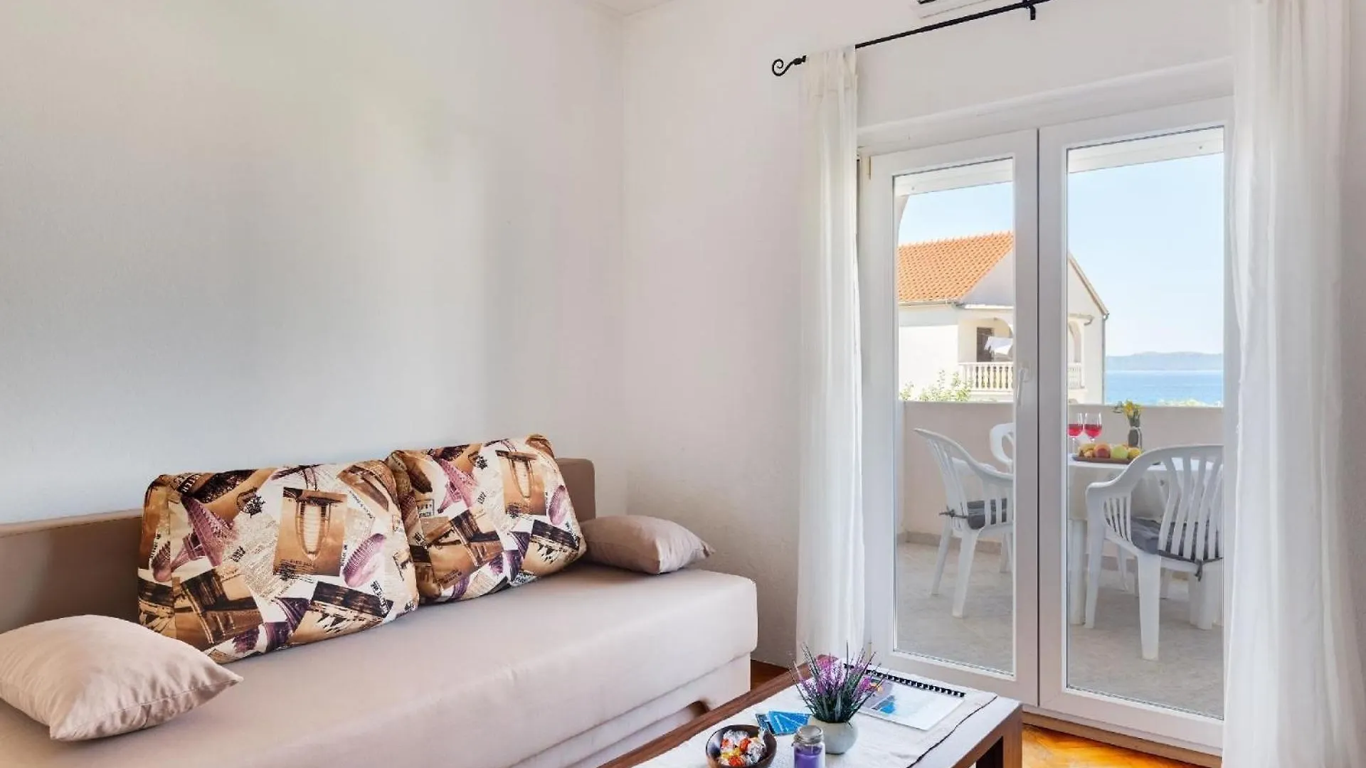 Geraeumige Ferienwohnung Im Erdgeschoss Mit Meerblick Vom Privaten Balkon